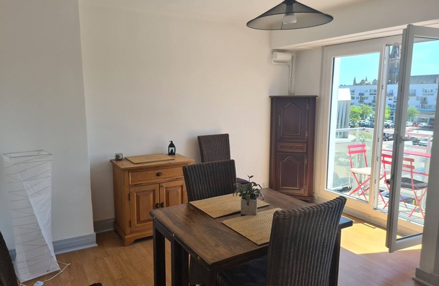 3p apartment with quiet balconies in lively WIFI area