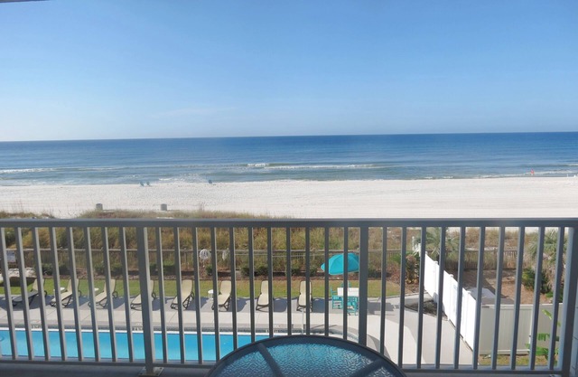 3rd floor, 2 QBs in master w/attached FB, 2nd FB, Q sleeper sofa in living room