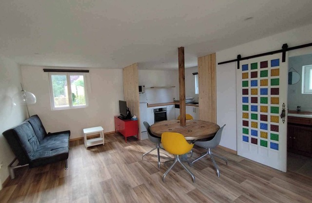 4-6 person cottage on large enclosed grounds (pets welcome!)