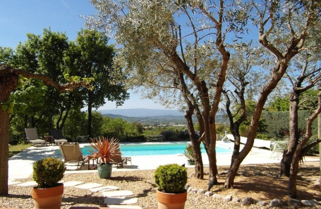 4* air-conditioned gîte in the shade of olive trees, swimming pool overlooking the Luberon.