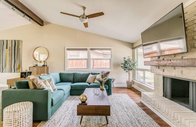 4-BD/3-BA Chic Timeless Elegance - 15 Mins to DT