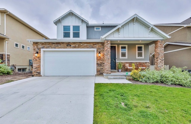 4 bed/3 bath Home in the HEART of Salt Lake City! Great shopping and food!