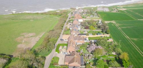 4 bed house 50 yards from the beach & lighthouse