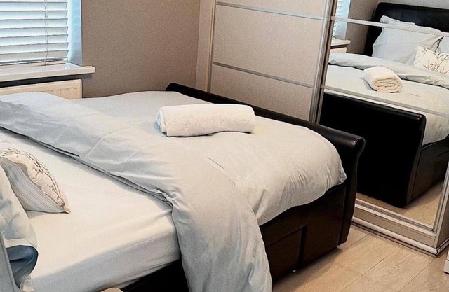 4 Bed House-garden-parking-15 min Elizabeth Line