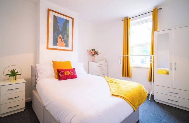 4 Bed House Sleeps 7-Free Parking- Contractors