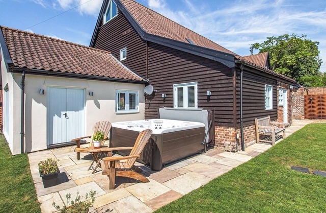 4 bedroom accommodation in Tacolneston