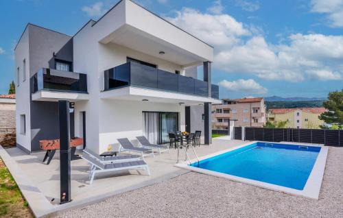 4 Bedroom Awesome Home In Posedarje