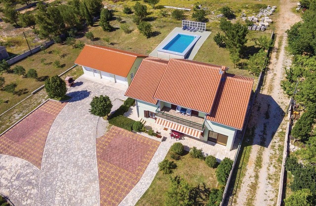 4 bedroom beautiful home in Lisicic