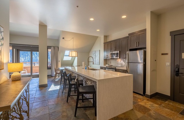 4-bedroom condo short 5 minute walk to the gondola