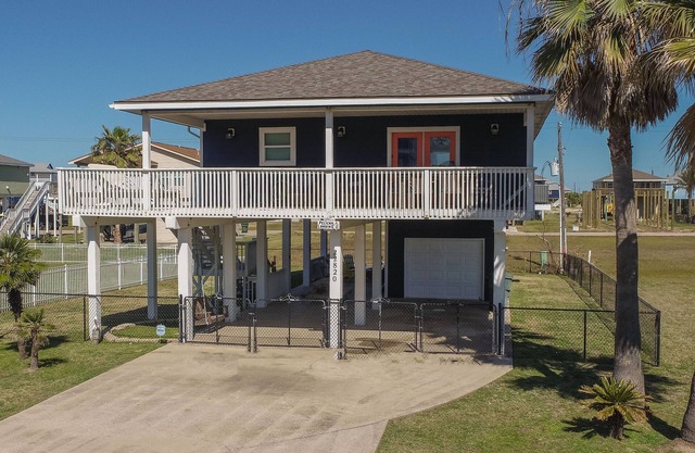 4 Bedroom! Family Beach Retreat, 5 Min Walk to Beach and Bay! Sleeps 12