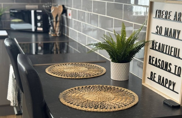 4 Bedroom Flat - Sleeps 5 - Free Parking & Wifi - Warwickshire