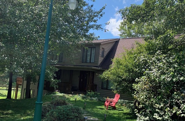4-bedroom home on farm 5-minutes to Denison/Granville