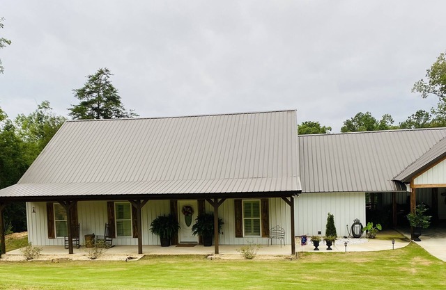 4 bedroom home with a touch of country close to UA