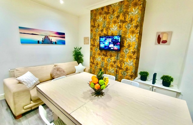 4 Bedroom House in Anfield, Pool Table, Sleeps 18