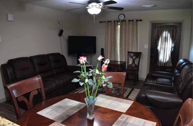4-bedroom house in awesome Alvin with AC, WiFi, 2 full bath, plenty of parking!