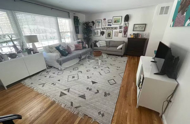4-bedroom house in delightful Rockville- entrance to Rockcreek park at doorstep