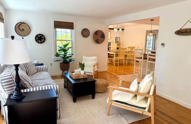 4 bedroom house in Mashpee, 5 mins to South Cape Beach