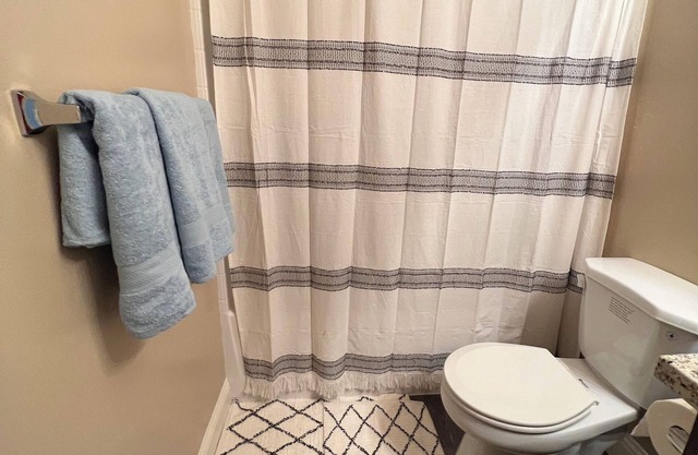 4 bedroom house in Pixley with WiFi, AC. Book your stay now
