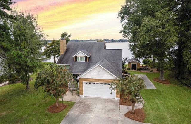 4-bedroom house on beautiful Lake Blackshear! Enjoy your stay!