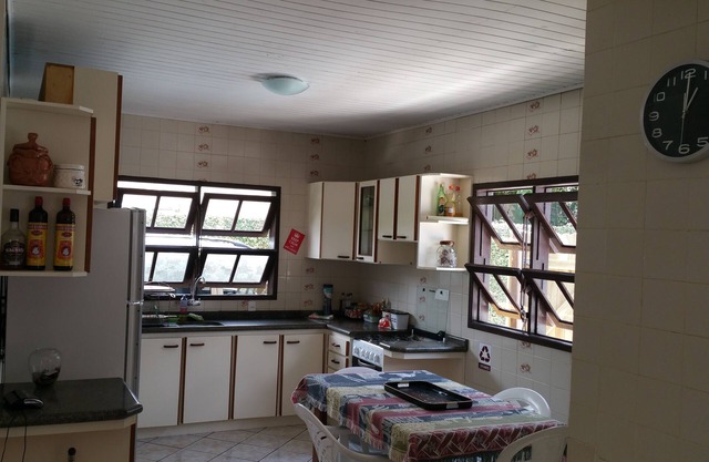 4 bedroom house with air conditioning in Centrinho da Lagoa. Great location.