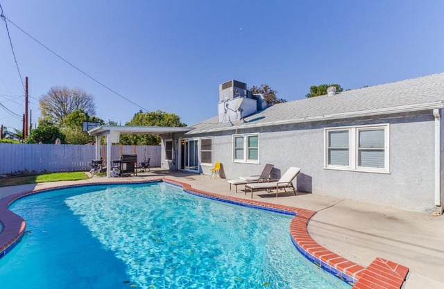 4 bedroom house with a pool