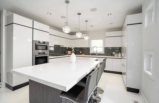 4 bedroom lux contemporary home close to Downtown Toronto, and Lake Ontario