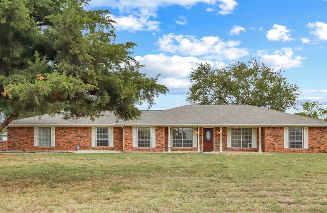 4-bedroom Modern Country Home on 2 Acres Sleeps 10