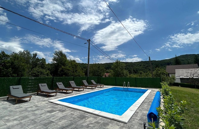 4 bedroom nice home in Smoljanac