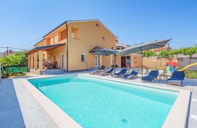 4 bedroom pet friendly home in Sikici