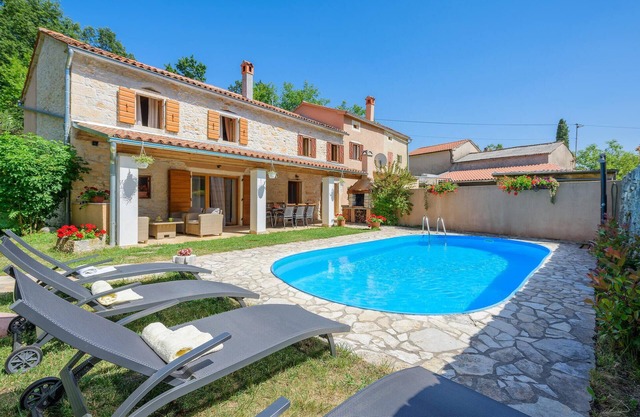 4 bedroom pet friendly home in Zminj