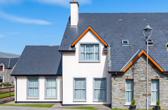 4-Bedroom Pet-Friendly Holiday Home with Free Pool and Leisure Centre