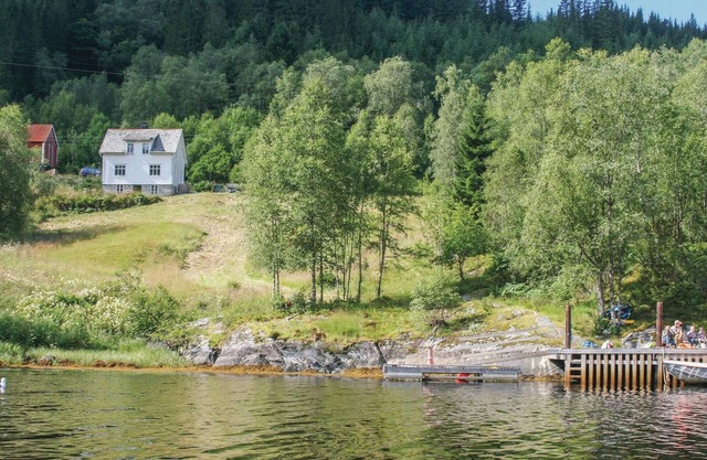 4 bedroom stunning home in Flekke