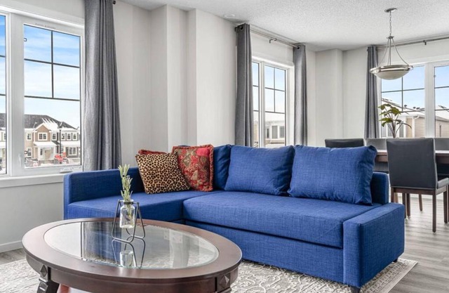 4 Bedroom Town Home with Garage Parking, Fast WiFi, Smart TV with Netflix, Fully Equipped Kitchen, Sleeps 10, Ideal for Families