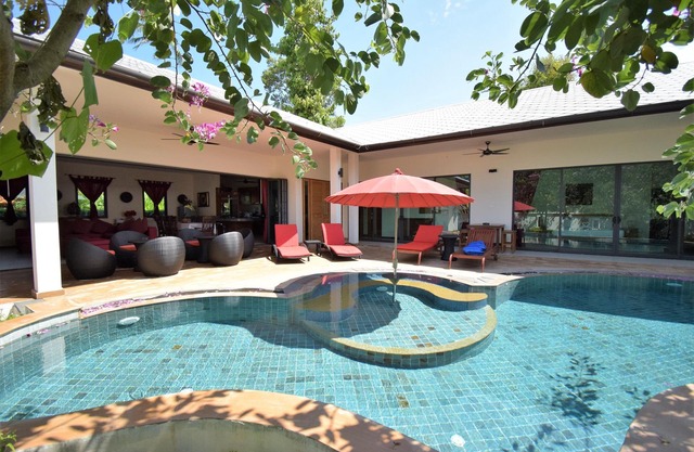 4 Bedroom Villa with Private Pool in Walled Garden