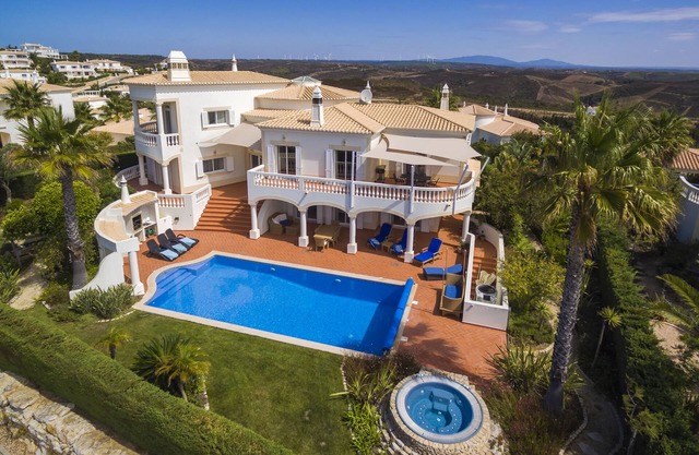 4 bedroom Villa with spectacular views, pool, jacuzzi, sauna, golf, tennis.