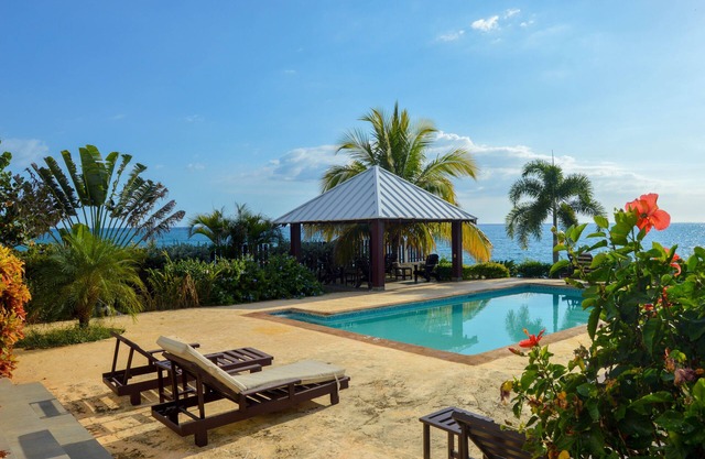 4 Bedroom Waterfront Cottage with Pool