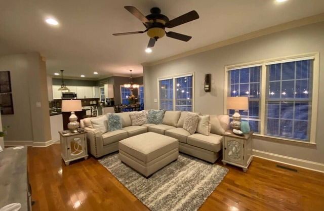 4 bedrooms/Hot tub/playground/trails/Market/Wyndham/Coliseum