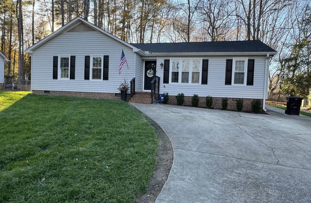 4 bedrooms, Simpsonville, family-friendly, great fenced back yard with fire pit
