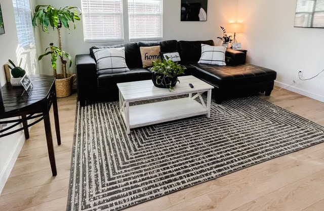 4 beds/ 3 rooms - 1 mile to downtown!