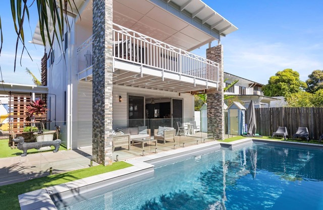4 Boardrider Crescent