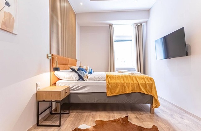 4-BR Apt, Ideal for Groups, 6-Min to Stadthalle