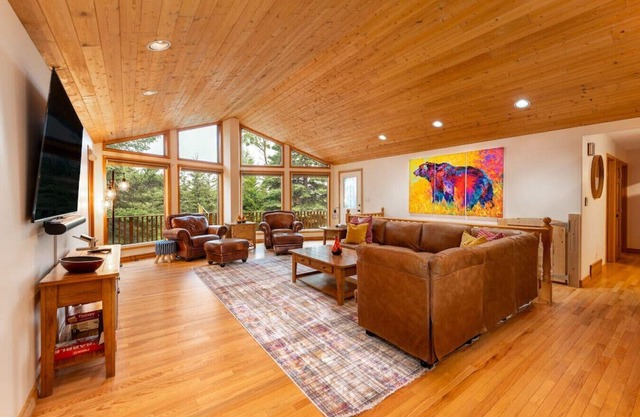 4 Br Mountain Chalet | PRIVATE Pool/Hot Tub |2-min DRIVE to Jasper National Park