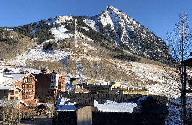 4 BR Mountain Side Condo with Heated Pool and Hot Tub! Sleeps 9