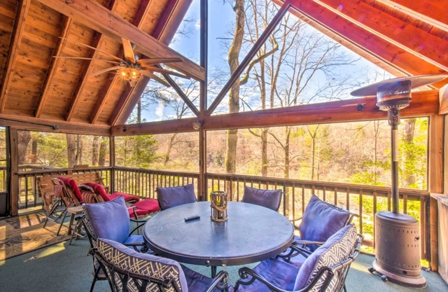 4 BR updated house on Chattahoochee River! Fish, Swim, Tube, and Kayak all day!