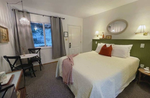 #4 ✺Delightful Inn Room Near Lake Crescent✺