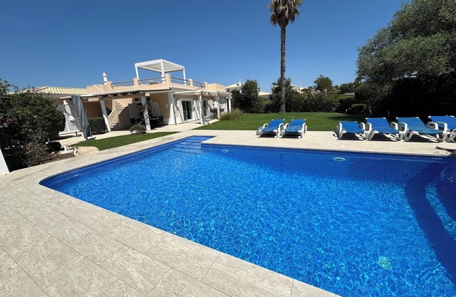 4 en-suite 6x A/C'ed 200m² (heated) pool villa, huge roof terrace, 1000m² garden