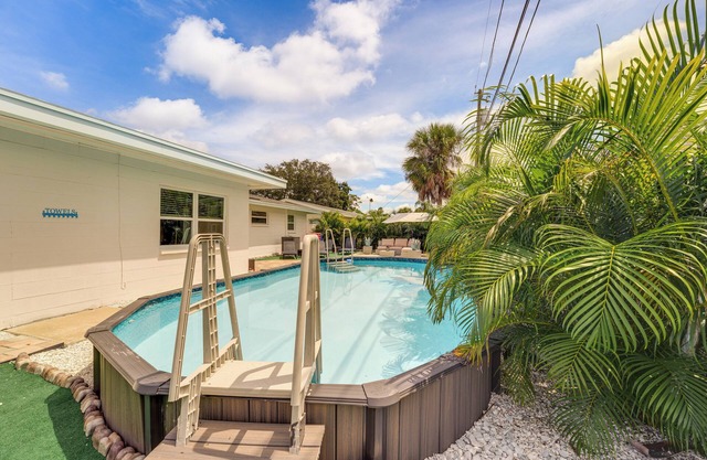 4 Mi to Beaches: Seminole Charmer w/Outdoor Oasis