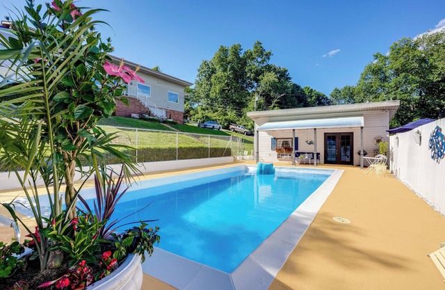 4 Mi to Downtown Chattanooga: Studio w/Hot Tub
