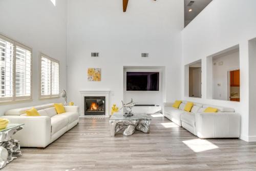 4 Mi to Dtwn Merced Spacious Home with Yard!