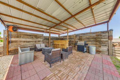 4 Mi to Museums Roswell Getaway with Game Room!